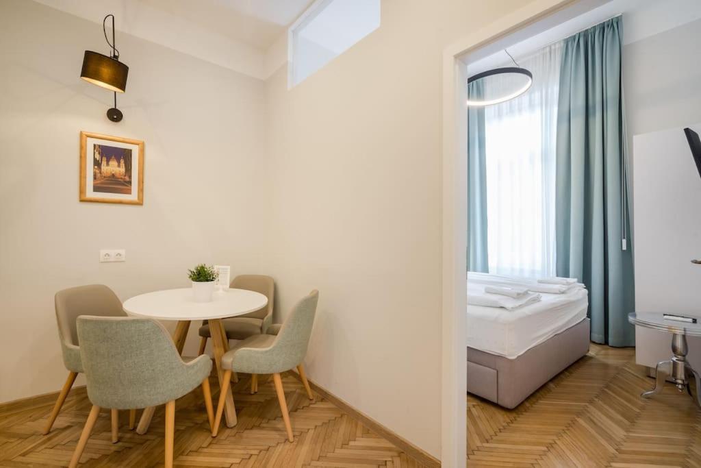 Klauzal City Garden Apartments - 2-Bedroom K34 Boedapest Buitenkant foto
